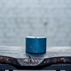 Свеча из соевого воска Amber Treasure Trove с ароматом янтаря, 6х8см, синяя